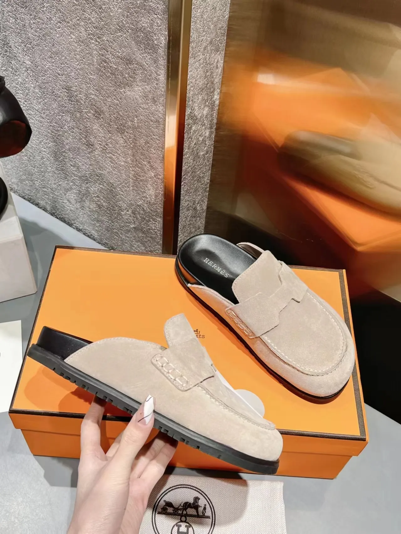 [H Family Hermès] P: 520💰 Size: Male 39-44 (45 customized) Female 35-40 (41 customized) HERMES Hermès' latest couple's cute Birkenstock slippers. Summer really needs versatile slippers. They look good no matter how you match them. They have a casual and high-end feel. The comfort is also great. They are paired with a variety of colorful socks. They are trendy. Hermès 2023 new half slippers are high quality. ●Upper: imported cow suede ●Inner lining: imported sheepskin ●Foot pads: imported mixed sheepskin ●Outsole: Tpu non-slip and wear-resistant outsole